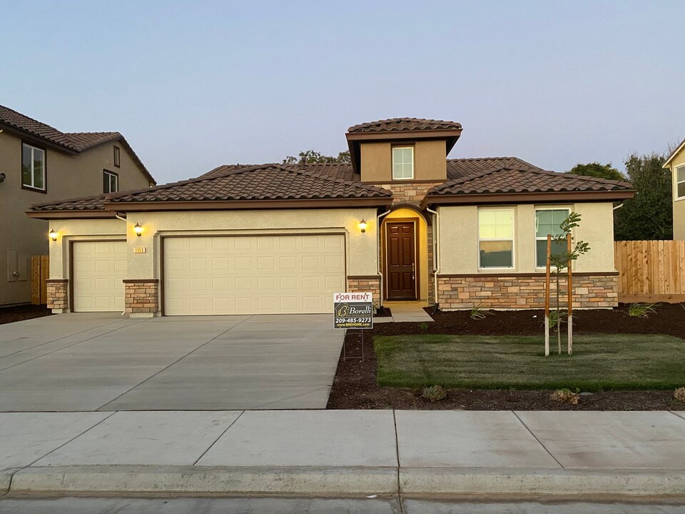 1953 Gus Villalta Dr in Los Banos, CA - Foto de edificio