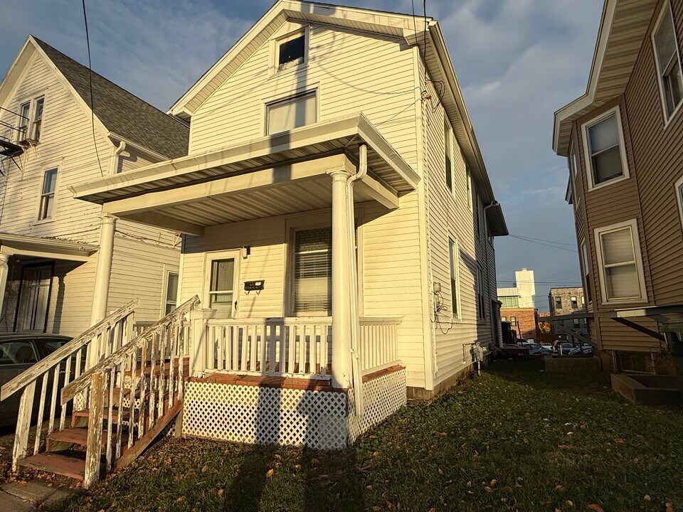 222 N Dubuque St in Iowa City, IA - Building Photo