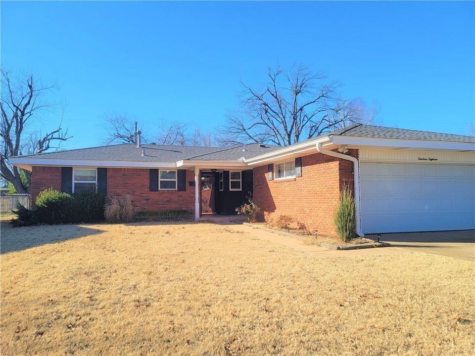 1418 Hollywood Ave in Norman, OK - Foto de edificio