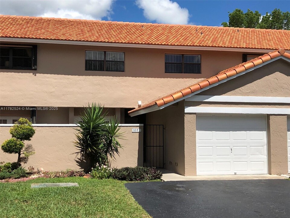 8817 SW 113th Pl Cir W in Miami, FL - Building Photo