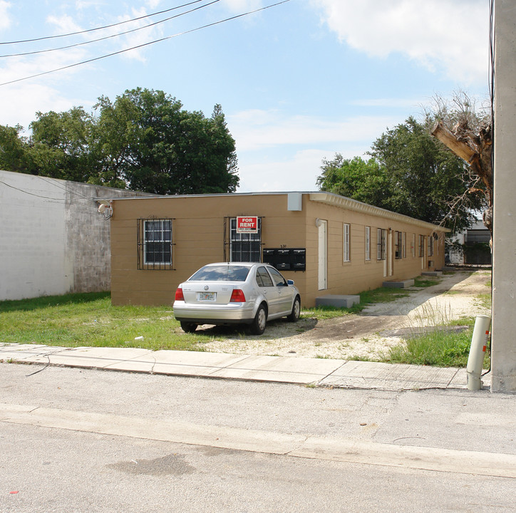 330 NE 70th St in Miami, FL - Foto de edificio