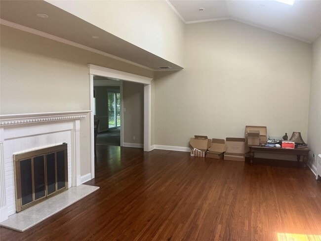 60 Oaktree Ln in Manhasset, NY - Building Photo - Building Photo