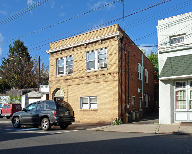 391 Paterson Ave in East Rutherford, NJ - Building Photo - Building Photo