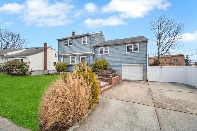 11 Gardenia Ln in Hicksville, NY - Building Photo - Building Photo
