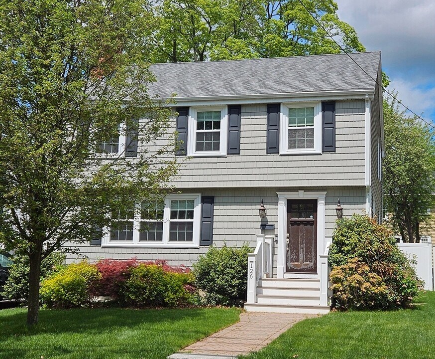 126 Waverley St in Belmont, MA - Building Photo