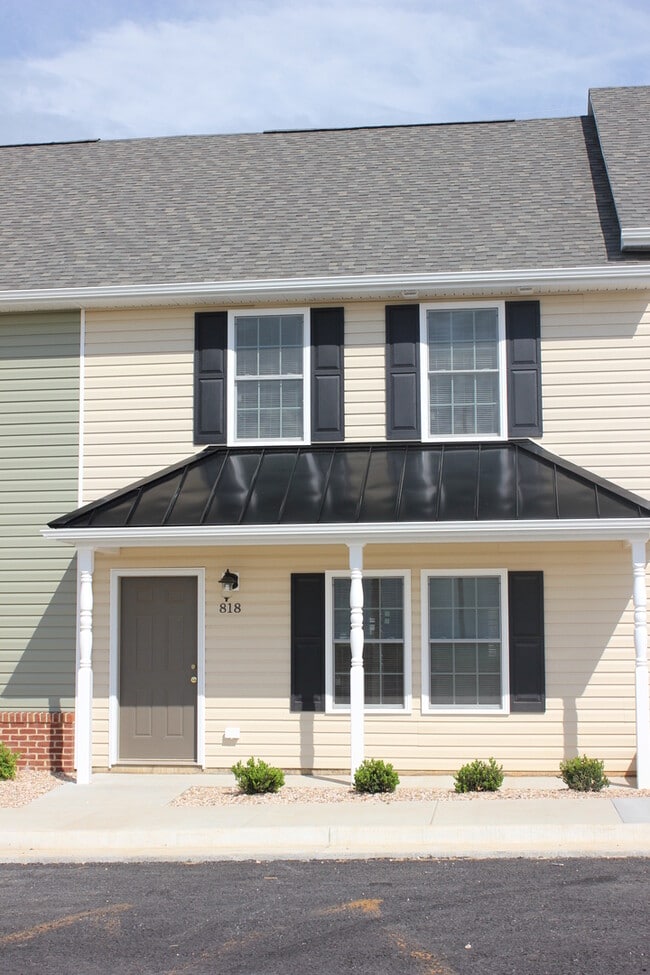 property at 820 Carson Cir