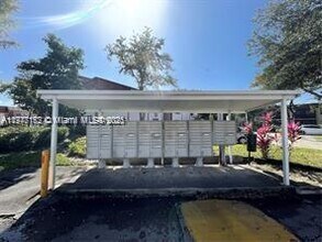 870 NE 207th Terrace in Miami, FL - Foto de edificio - Building Photo