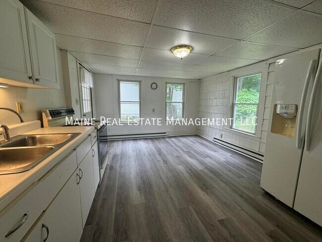 38 Academy St in Hartland, ME - Building Photo - Building Photo