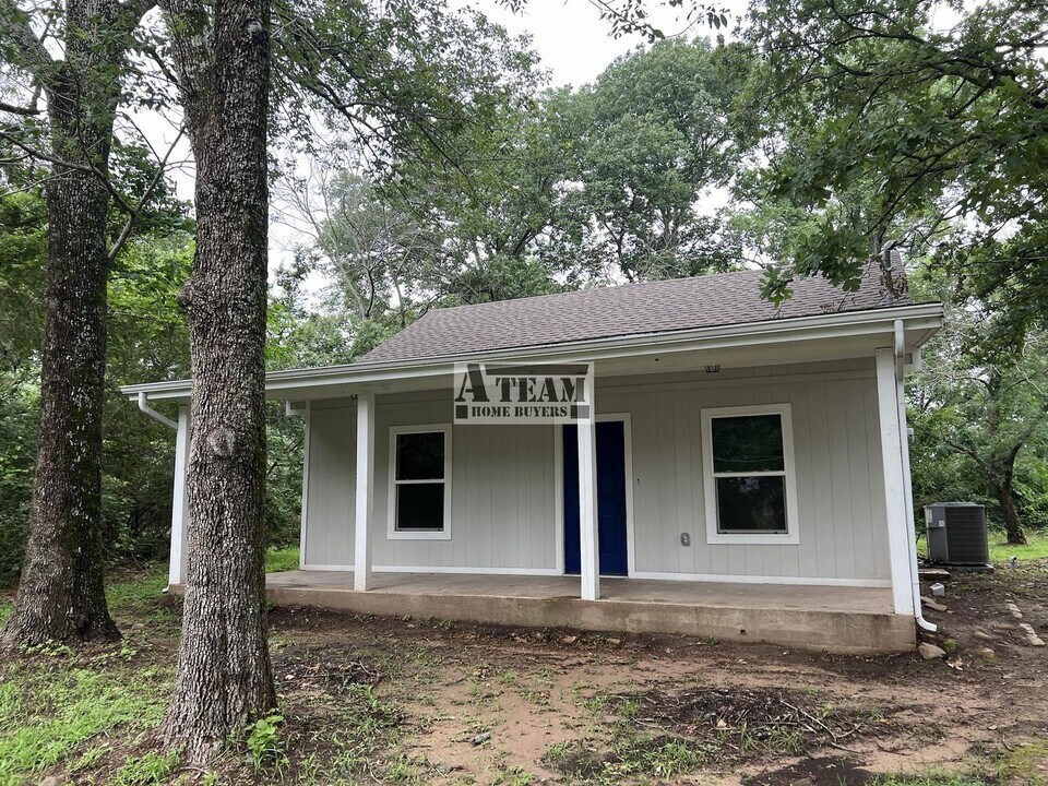 1012 Whispering Springs Dr in Tool, TX - Foto de edificio