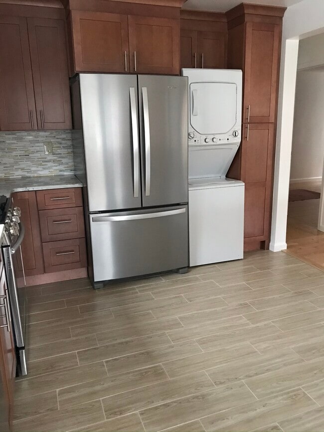 25130 57th Ave, Unit 1st Floor in Little Neck, NY - Foto de edificio - Building Photo