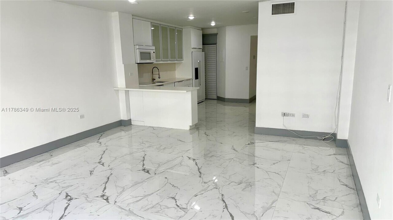 999 Brickell Bay Dr, Unit 306 in Miami, FL - Building Photo