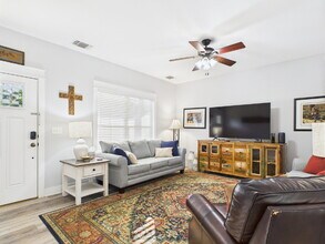 113 W Creek St in Fredericksburg, TX - Building Photo - Building Photo
