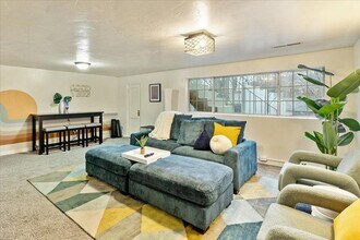 4233 S Holladay Blvd in Holladay, UT - Building Photo - Building Photo