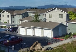 Troutdale Terrace in Troutdale, OR - Foto de edificio - Building Photo
