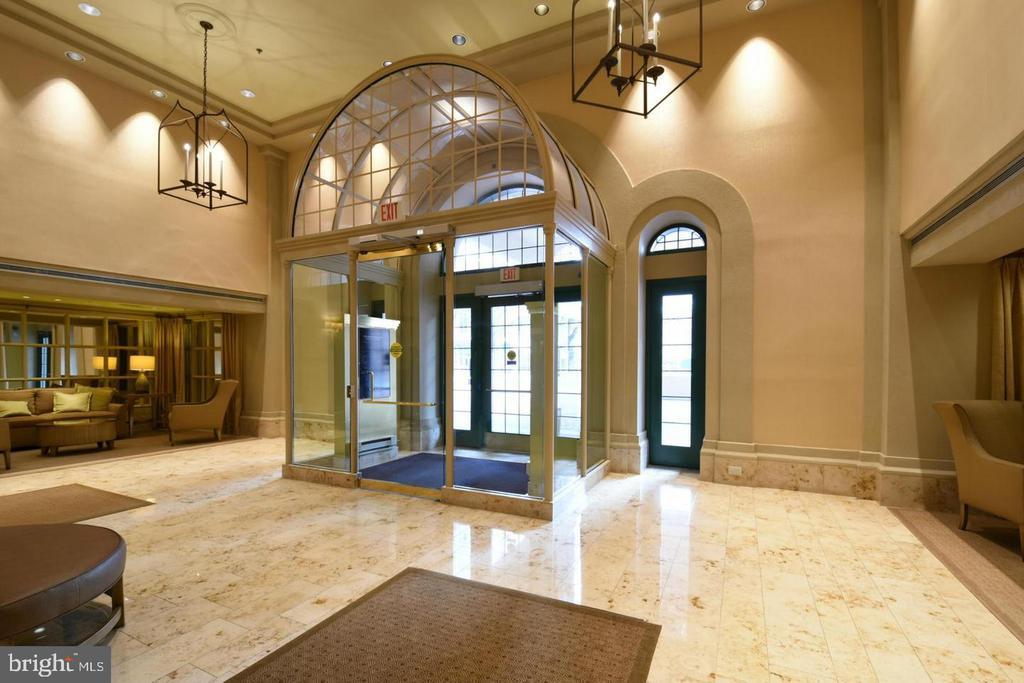 2151 Jamieson Ave in Alexandria, VA - Building Photo