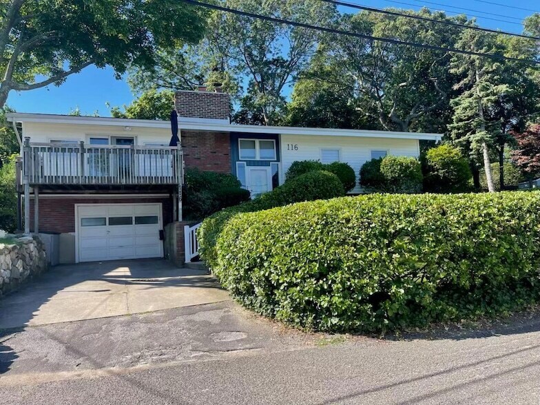 116 Shore Dr in Sound Beach, NY - Building Photo
