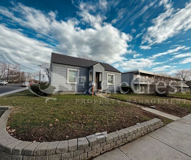 236 N College Ave in College Place, WA - Foto de edificio - Building Photo