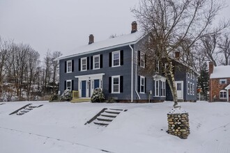 54 Canal St in South Hadley, MA - Foto de edificio - Building Photo