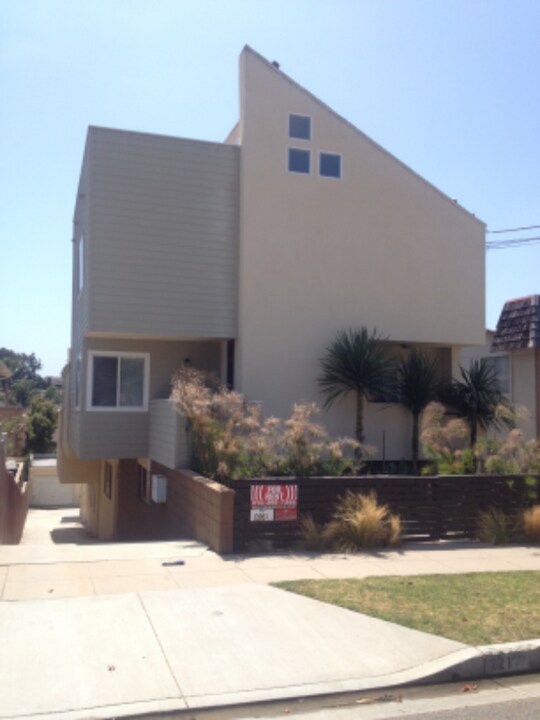 221 N Juanita Ave-Unit -3 in Redondo Beach, CA - Building Photo