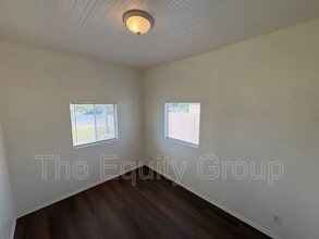 326 S L St in Dinuba, CA - Foto de edificio - Building Photo