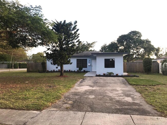 1998 NE 180th St in North Miami Beach, FL - Building Photo - Building Photo