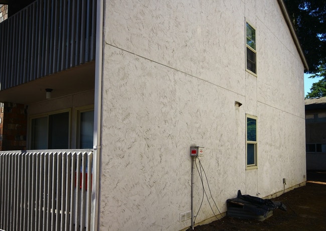 12622 NE 118th St in Kirkland, WA - Foto de edificio - Building Photo