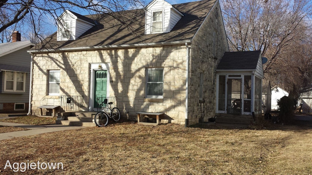 804 Laramie St in Manhattan, KS - Foto de edificio