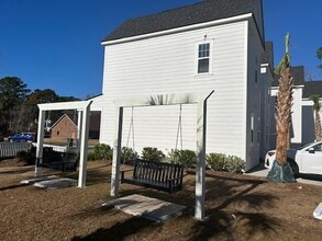 1535 Foster Creek Rd in Hanahan, SC - Foto de edificio - Building Photo