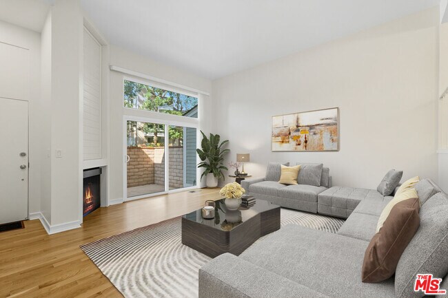 13055 Mindanao Way in Marina Del Rey, CA - Building Photo - Building Photo