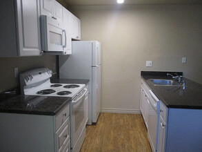 ASHLEY PARK APARTMENTS in Stockton, CA - Building Photo - Building Photo