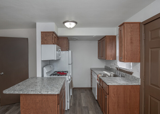 2124 Grant St, Unit Remodeled 2 bed 1 bath in Bettendorf, IA - Building Photo - Building Photo