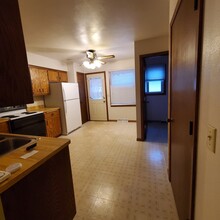 2012 Miller St, Unit B in West Bend, WI - Foto de edificio - Building Photo