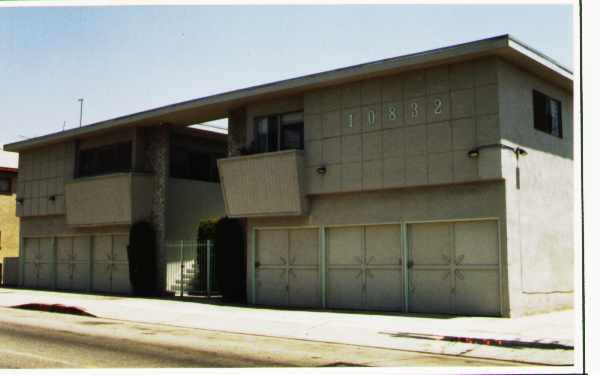 10832 Charnock Rd in Los Angeles, CA - Foto de edificio - Building Photo