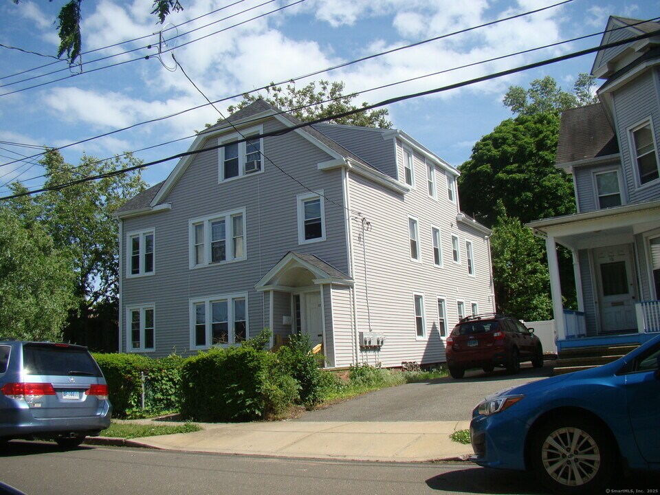 10 Lester St in West Haven, CT - Foto de edificio