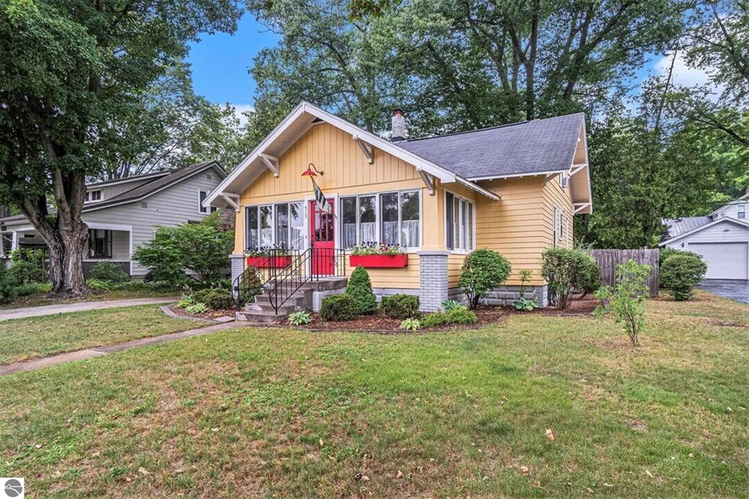 515 N St Joseph St in Suttons Bay, MI - Building Photo