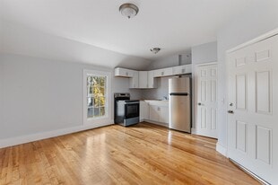 109 Pleasant St in Claremont, NH - Building Photo