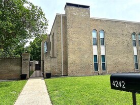4242 Harvest Hill Rd in Dallas, TX - Building Photo