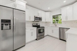 725 91st St in Surfside, FL - Foto de edificio - Building Photo