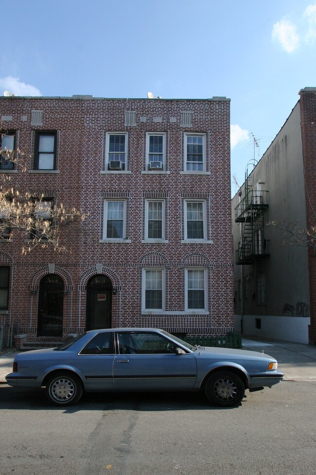 4021 67th St in Flushing, NY - Building Photo - Building Photo