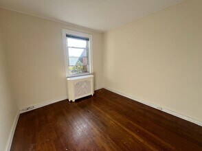 41-42-42 47th St in Queens, NY - Foto de edificio - Building Photo