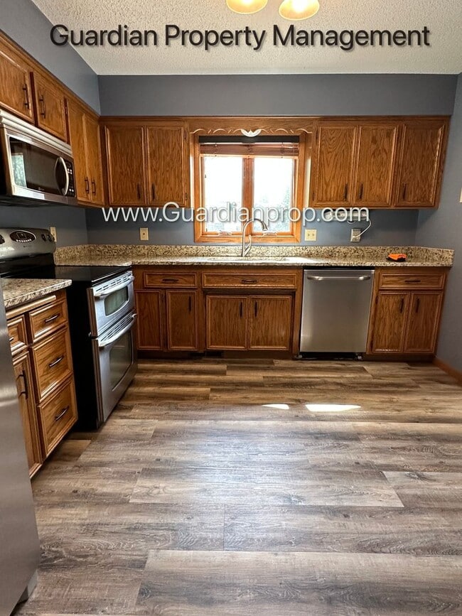 10634 Lee Dr in Eden Prairie, MN - Building Photo - Building Photo
