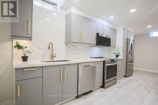 87 Woodriver St in Richmond Hill, ON - Building Photo