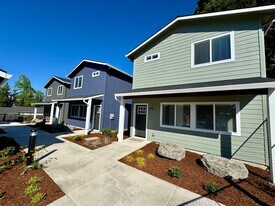 13822 SE Oatfield Rd in Milwaukie, OR - Building Photo