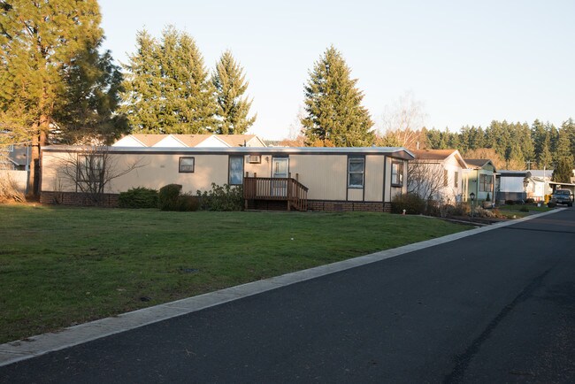 820 NW Wade St in Estacada, OR - Foto de edificio - Building Photo