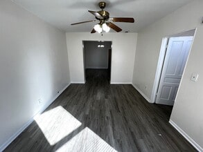 9613 S Ave N, Unit 2 in Chicago, IL - Foto de edificio - Building Photo