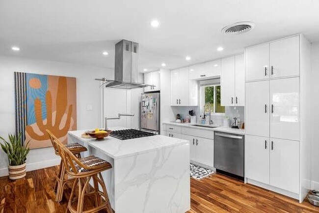 property at 1606 Sweetbriar Ave