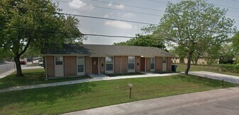 924 Flores St in Sinton, TX - Building Photo
