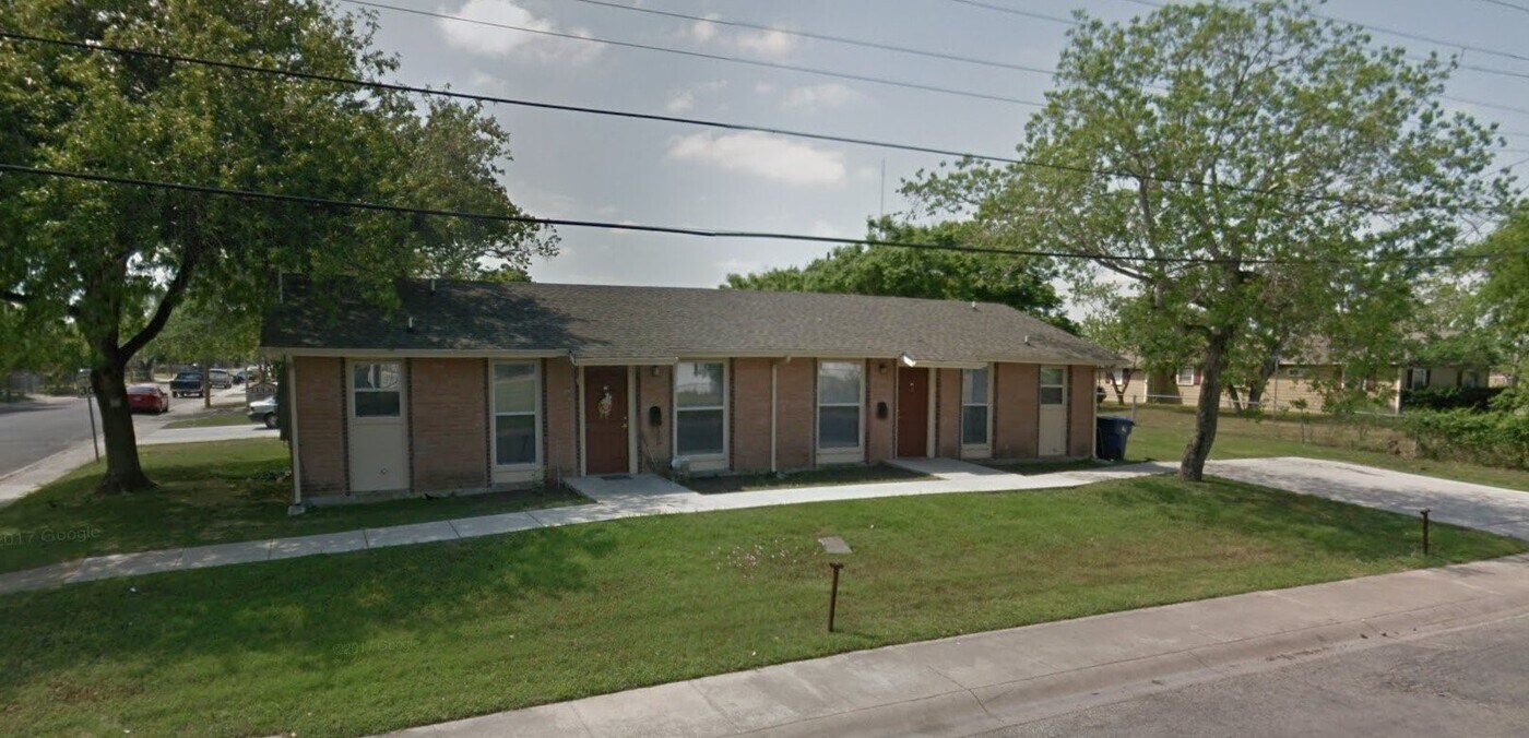 924 Flores St in Sinton, TX - Building Photo