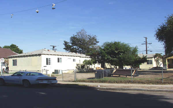 5868 Makee Ave in Los Angeles, CA - Building Photo