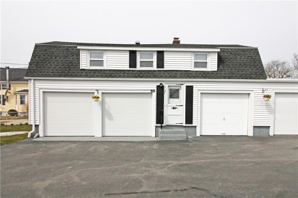 563 Aquidneck Ave in Middletown, RI - Building Photo